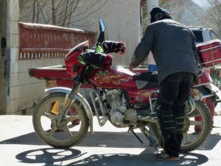 La moto est un moyen de transport apprécié par les villageois.