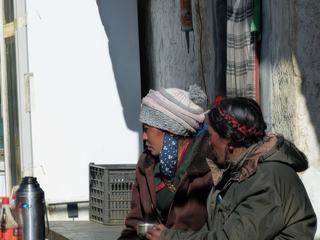 La jeune fille dit bonjour à ce couple en leur tirant la langue (j'aime beaucoup cette coutume). Les hommes sont très coquets avec leurs boucles d'oreille et leur ruban rouge dans leur natte.