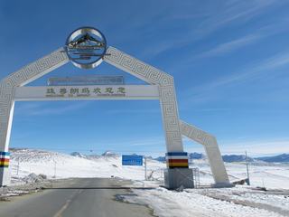 Nous voici au col de Gyalstok-La (ou Lhakpa) à 5248m d'altitude avec une première vue sur quelques sommets.