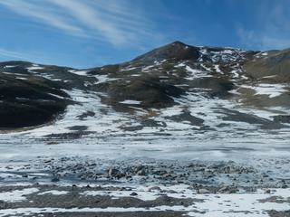 Le paysage devient plus austère.