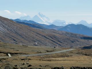 Des sommets de plus de 8000m: le mont Lhotse (8 516m), le mont Everest (8 850m), le mont Cho-oyu (8 201m) et le mont Makalu (8 463m).