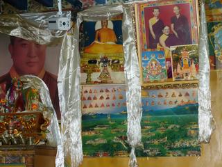 A gauche, un petit autel, au dessus une photo du Xe panchen-lama. A droite, une photo de l'actuel Sakya Trizin (et ses deux fils), détenteur du Trône des Sakya et sa 41e incarnation; il s'est exilé en 1959 et réside aujourd'hui à Dehra Dun en Inde. Comme tous les chefs de lignée Sakya, il est marié. Il a eu deux fils et le plus jeune, Dungsey Gyana Vajra né le 5 juillet 1979 à Dehra Dun, est moine et dirige le Monastère de Sakya construit en Inde.