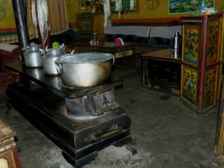 On s'installe près du gros poêle pour avoir chaud.