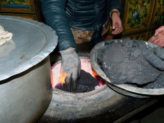 Le poêle est alimenté non pas par des bouses séchées mais par du charbon.