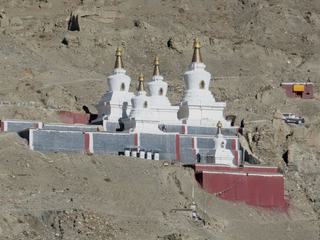 Arrivée au monastère de Sakya, dominé par des stûpas.