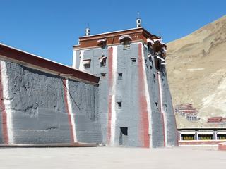L'architecture médiévale mongole du monastère de Sakya est tout à fait différente de celle des temples de Lhassa et des Yarlung. Les bâtiments sont gris-bleu, ornés de bandes horizontales blanches sous le toit, et de rayures verticales rouges et blanches; Sakya offre un des rares exemples de fortifications parfaitement conservées.