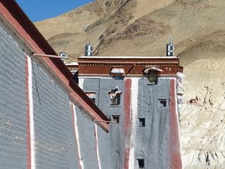 Le monastère de Sakya couvre une superficie de 15 000 m2, son enceinte carrée mesure 200 m de côté et 4 m d'épaisseur, elle comprend 4 tours d'angle et 4 tours sur les côtés.