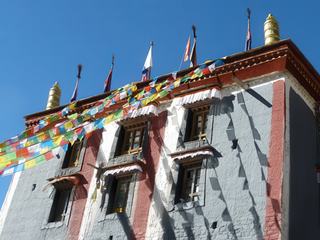 Drapeaux de prières et symboles religieux.