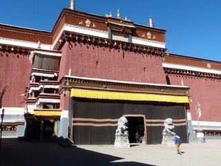 Vue sur l'entrée du Grand Temple (Lhakhang Chenmo) avec au rez-de-chaussée une grande salle d'assemblée de plus de 500 m2 pouvant accueillir jusqu'à 400 moines.