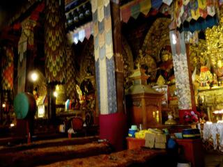 La grande salle d'assemblée est d'une grande richesse, Sakya accumula les trésors au fil du temps. Régulièrement, les empereurs mongols apportaient des présents au monastères. Malheureusement beaucoup de ces richesses firent l'objet d'un racket par le gouvernement chinois.