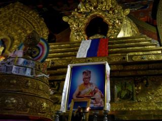 Hoto du Sakya Trizin actuel, Ngawang Kunga Tegchen Palbar Trinley Samphel Wanggi Gyalpo, né près de Shigatse le 7 septembre 1945. Il a été intronisé en 1951 par le 14e Dalaï Lama. Il a fui le Tibet en 1959 et réside aujourd'hui à Dehra Dun en Inde. Comme tous les chefs de lignée Sakya, il est marié, en l’occurrence à Dagmo Kusho Tashi Lhakee dont il a eu deux fils. Son aîné - en principe futur titulaire de la fonction - est Dungsey Ratna Vajra, né en 1974. Son autre fils, Dungsey Gyana Vajra, né le 5 juillet 1979 à Dehra Dun, est marié à Dagmo Sonam et a une fille.
