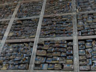 La célèbre bibliothèque du monastère occupe un bâtiment derrière l'autel du Grand Temple. Gigantesque, elle constitue la mémoire du Tibet avec ses 20 000 volumes. En 2003, une bibliothèque immense contenant 84 000 rouleaux a été trouvée scellée dans un mur long de 60 mètres et haut de 10 mètres. On suppose que la plupart d'entre eux sont des écrits bouddhistes, mais il s'y trouve peut-être aussi des ouvrages de littérature, d'histoire, de philosophie, d'astronomie, de mathématiques ou d'art. On estime qu'ils ont traversé intacts plusieurs centaines d'années. Ils sont examinés par l'Académie des sciences sociales de la région autonome du Tibet.