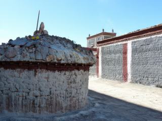 Malgré le soleil, il ne fait pas chaud, les billets offerts par les pèlerins (offrandes) sur ce monument sont collés par le beurre de dri (femelle du yak) gelé.