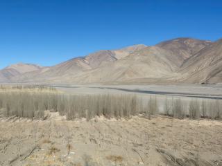 Après cette visite, retour sur Shigatse afin de boucler nos valises. Le lendemain matin, départ en car pour rejoindre l'aéroport de Lhassa; le ciel étant bien dégagé nous pourrons, une dernière fois, admirer les sommets himalayens.