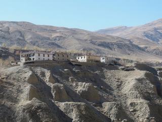 Un village au milieu des montagnes.