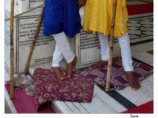 Deux gardiens sikhs du Temple d'Or. Adeptes d'une religion fondée au XVe siècle, et qui se veut un syncrétisme de l'islam et de l'hindouisme, les sikhs - reconnaissables à leur barbe et à leur turban - représentent 13 millions des quelques 850 millions d'habitants de l'Inde. Longtemps persécutés, ils ont développé, au fil du temps, une tradition militaire. D'où cette allure fière, et ce nom, Singh (lion), qu'ils portent tous.