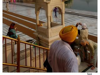 Les sikhs initiés (sikhs amritdaris), suivent la règle des "5 K": ils doivent porter les cheveux longs et la barbe (Kesh); porter en permanence un peigne dans les cheveux (Kangha) ils portent aussi un poignard recourbé, un turban, un bracelet en fer, le Kawra, symbolisant l'unité (boucle sans fin) et un caleçon spécifique, le Kacchera. Les sikhs non initiés ne portent pas tous ces attributs. Empruntons l'escalier qui mène dans une cour carrée éclatante de blancheur, pavée de marbre...
