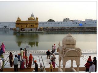 Trônant au milieu du bassin sacré, le temple est un majestueux pavillon de trois étages, dont les parties supérieures ont été recouvertes de plaques et de feuilles d'or au XIXe siècle sur ordre du mahârâja Ranjit Singh. L'édifice a été construit en marbre de différentes couleurs, incrustés de nacre et de pierres semi-précieuses. La terrasse, ornée de quatre chhatri (structures surmontées d'un dôme soulevé par quatre piliers), est surmontée par une coupole d’or en forme de lotus renversé.
