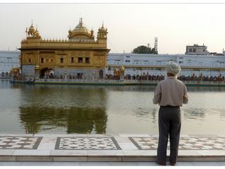 Dès qu'ils arrivent en face du temple, les sikhs se prosternent et prient, d'autres font leurs ablutions dans le bassin de Nectar, face au Temple d’Or.