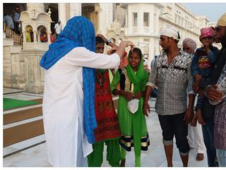 Les sikhs sont hospitaliers et viennent facilement à notre rencontre; la conversation s'engage si on à la chance de parler un peu anglais.