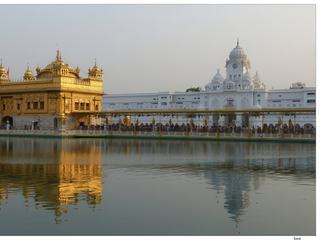 Une passerelle de 60 mètres de long, "le pont du Gurû", mène au Hari Mandir Sahib, temple de marbre à 2 étages qui renferme le trésor des sikhs, un dais incrusté de diamants et de pierres précieuses qui protège le livre sacré lors de ses déplacements.
