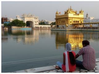 Les sikhs forment l'une des communautés les plus originales de l'Inde, composée de 20 millions de personnes, soit 2% environ de la population totale. Il s'agit d'une minorité religieuse (et non ethnique) solidaire, entreprenante, très présente dans le domaine de l'économie, des affaires et du commerce.
