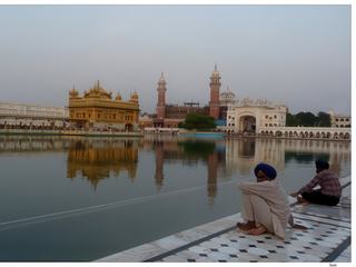 Les sikhs portent une barbe non taillée (mais bien entretenue), accompagnée d'une belle moustache. Ils arborent fièrement un turban de couleur, cachant leur longue chevelure sacrée roulée en chignon.