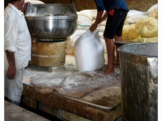 Des dizaines (que dis-je des centaines!) de sacs de farine attendent d'être transformés en galettes de pain (chapati indien).