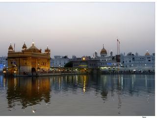 Le soleil s'est couché, mais c'est toujours l'affluence pour entrer à l'intérieur du Temple d'Or, dans lequel se trouve l'Adi Granth (ou Granth Sahib), le livre sacré des sikhs, composé d'hymnes destinés à la prière. Pas de photo à l'intérieur tellement il y avait de monde, la ferveur des pèlerins est impressionnante!