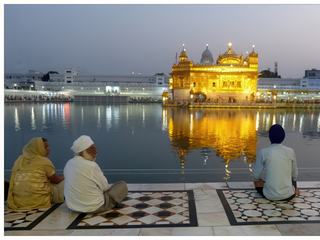 Vu de nuit, l'Harmandir illuminé est magnifique.