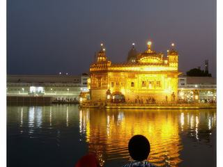 Encore un instant magique: sous la lune, un couple et leur fils contemplent l'Harmandir Sahib illuminé .