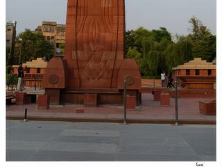 Le mémorial du massacre, en gré rose, représente une flamme.