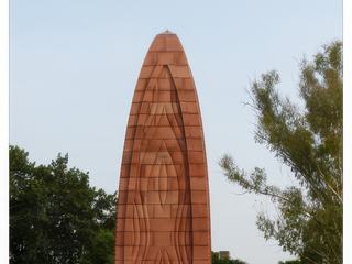 Familles avec enfants, couples, jeunes gens aiment se prendre en photo devant le mémorial.