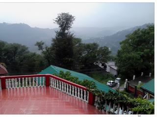 Dommage qu'il pleuve car nous avons un joli balcon et une terrasse un étage en dessous. Il est temps de partir à la découverte du "Petit Lhassa".