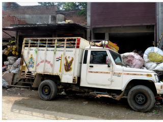 Collecte des ordures dans une rue de Dharamsala.