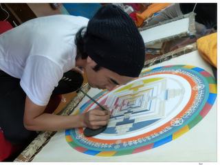 Travail de précision et de patience pour ce jeune tibétain qui est en train de réaliser un thangka.