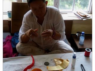 Travail de broderie.
