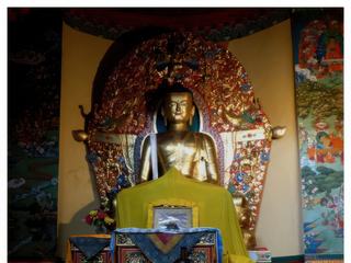 Statue dorée de Sakyamuni de 4 mètres de haut, à l'intérieur du temple de Deden Tsuglaklang de l'institut.