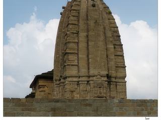Le complexe est entouré d’un mur, avec une entrée principale, au sud, ornée de représentations de Ganapati (Ganesh) et d’Hanuman de chaque côté.