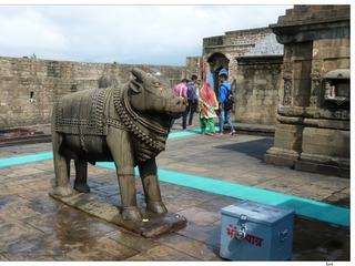 A l'entrée, une statue de Nandi (XIIIe siècle), dont le nom signifie "Le Joyeux"; c'est le taureau qui accompagne Shiva et lui sert de monture (vâhana). Les pèlerins le vénèrent, lui touchent la tête et lui parlent à l'oreille afin qu'il transmette leurs voeux à Shiva.