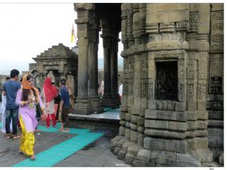Beaucoup de pèlerins ce jour-là, pas de photo de l'ensemble du complexe qui est composé d'un vestibule (antarala) et d'un portique situés derrière la statue de Nandi.