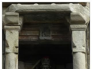 Représentation très rare de la déesse Chamunda (forme terrible de Devî appelée aussi Mahadevi la grande Déesse). Une épée à la main et une tête coupée dans l'autre, cette déesse aux dix bras, au corps squelettique et aux seins pendants, est représentée en train de tuer un démon.