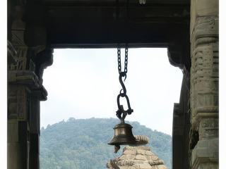 L’ardha-mandapa forme le porche d’entrée précédant le sanctuaire.
