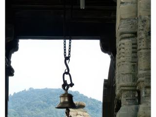 L’ardha-mandapa contient souvent une cloche au plafond que les fidèles font sonner en entrant ou sortant du temple.