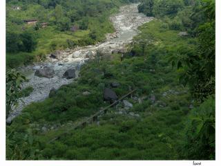 Vue sur la rivière depuis le temple de Baijnath.