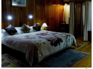 Notre chambre et son joli parquet ciré.