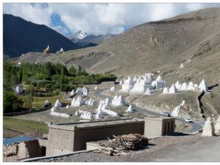 On accède au palais de Stok par une route caillouteuse bordée de chörtens (stupas).