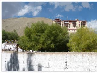 Erigé en haut d'une colline, le palais de Stok n'est pas très imposant. Son architecture et ses couleurs me font penser à un monastère tibétain plus qu'à un palais.