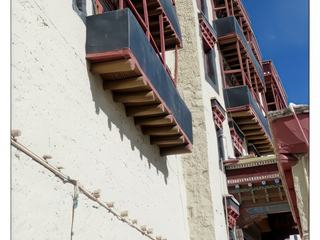 Fenêtres et balcons de la façade principale.