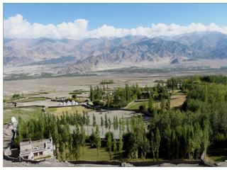Vue sur la vallée de l'Indus entourée de montagnes.